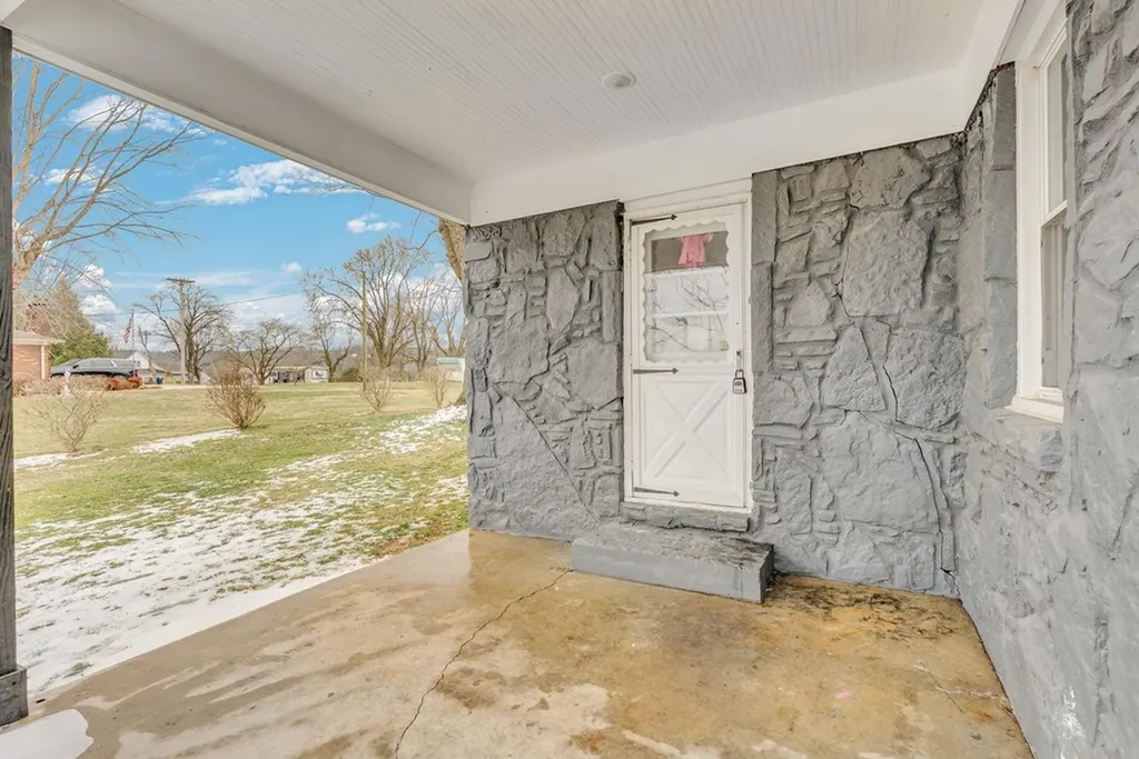 607 W 4th Street Livingston TN 38570