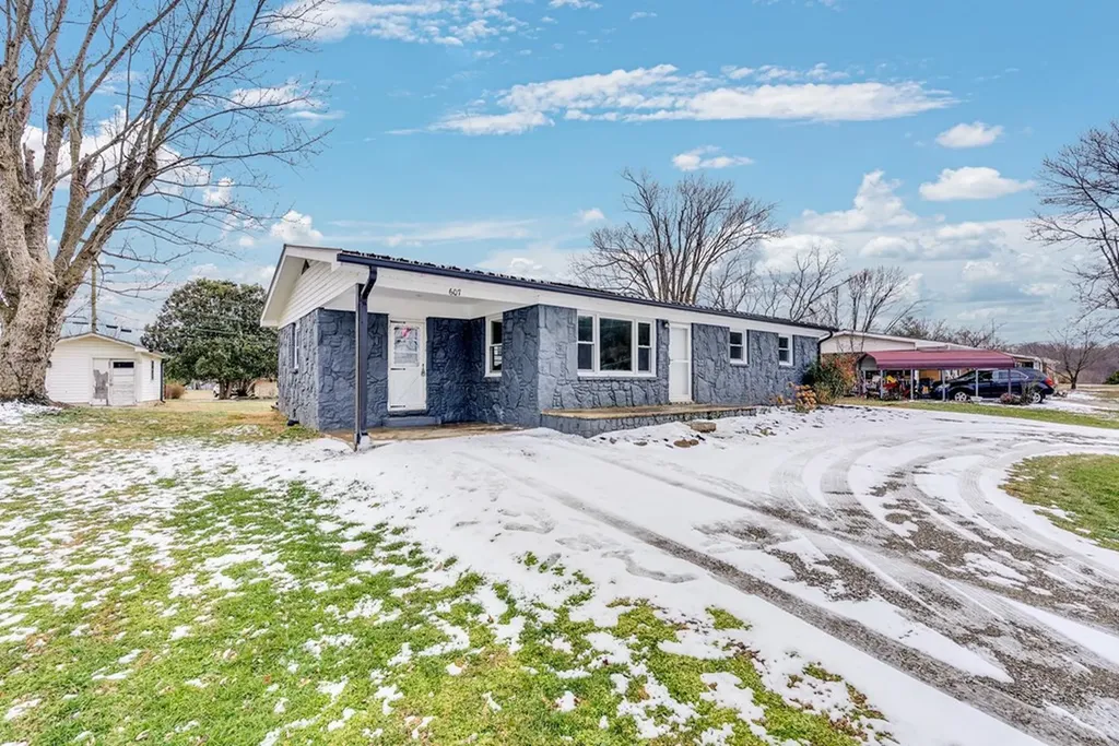 607 W 4th Street Livingston TN 38570