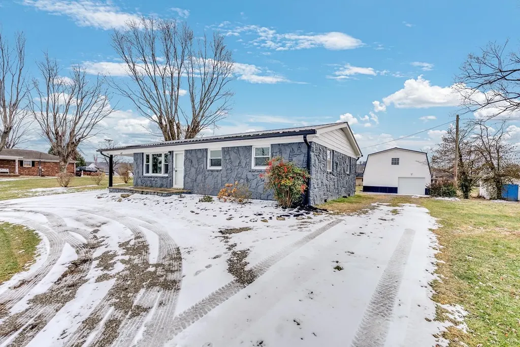 607 W 4th Street Livingston TN 38570