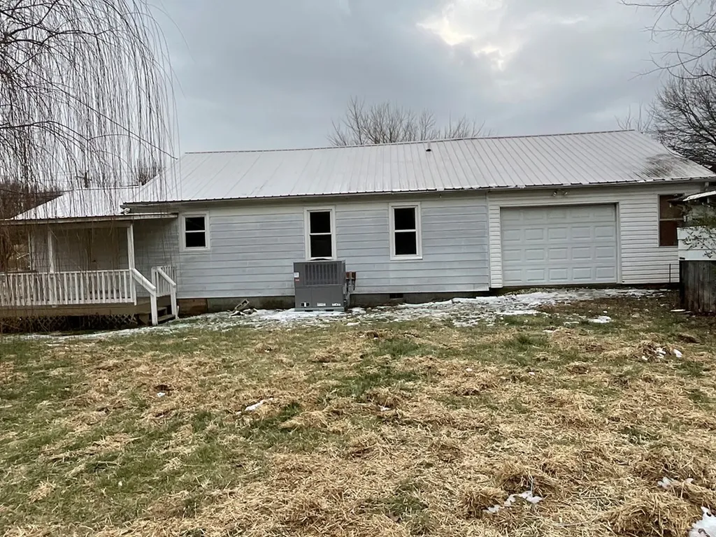 308 West Main Street Byrdstown TN 38549