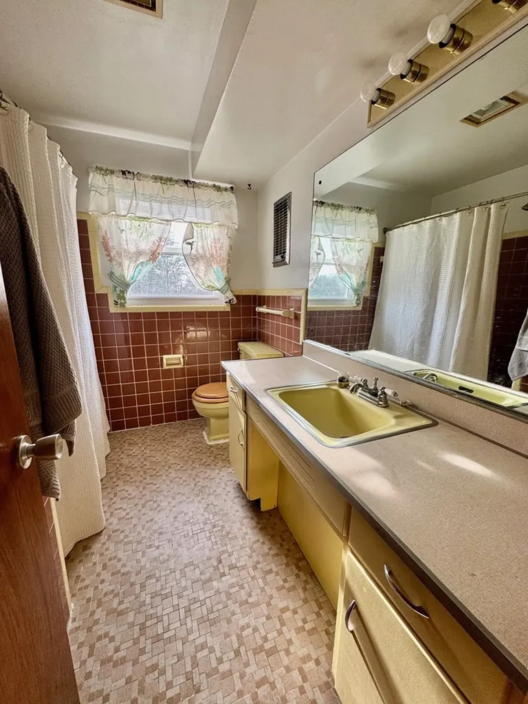 6111 Nashville Highway Deer Lodge TN 37726