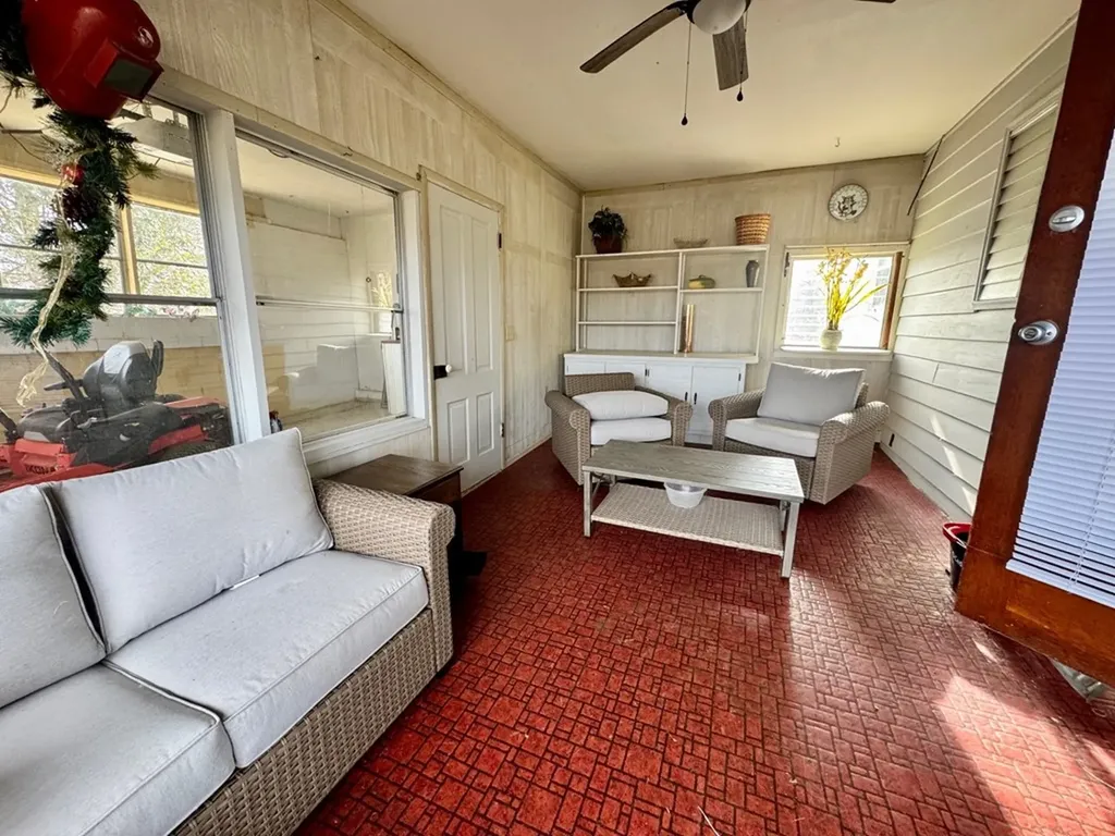 6111 Nashville Highway Deer Lodge TN 37726