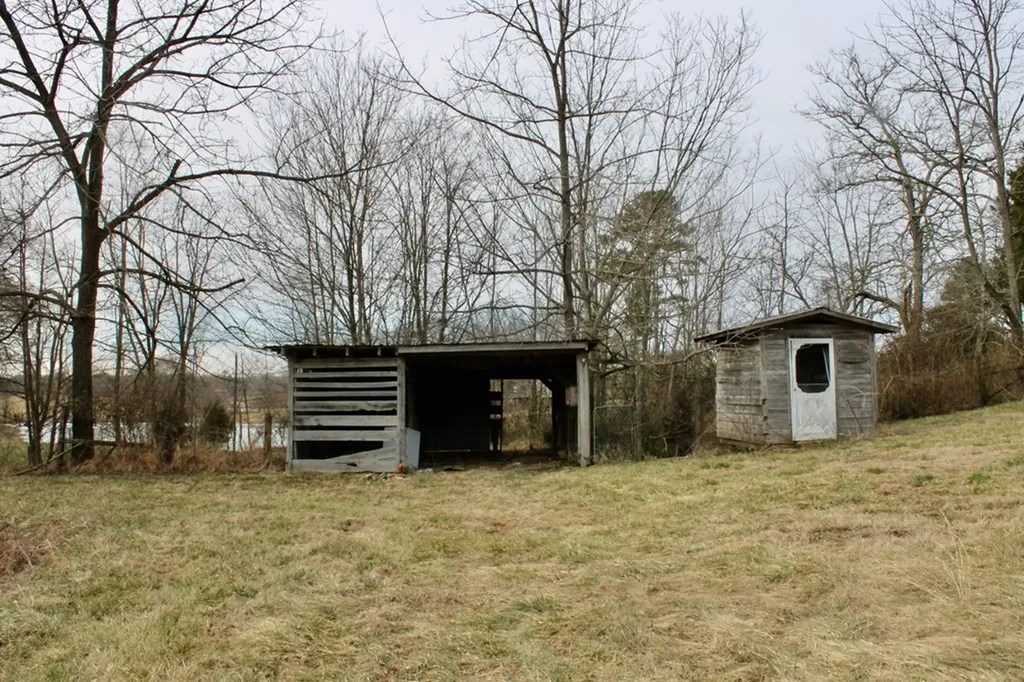 6111 Nashville Highway Deer Lodge TN 37726