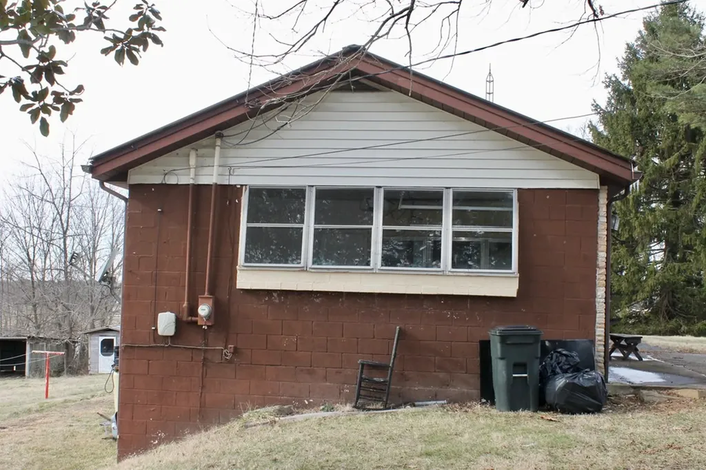 6111 Nashville Highway Deer Lodge TN 37726