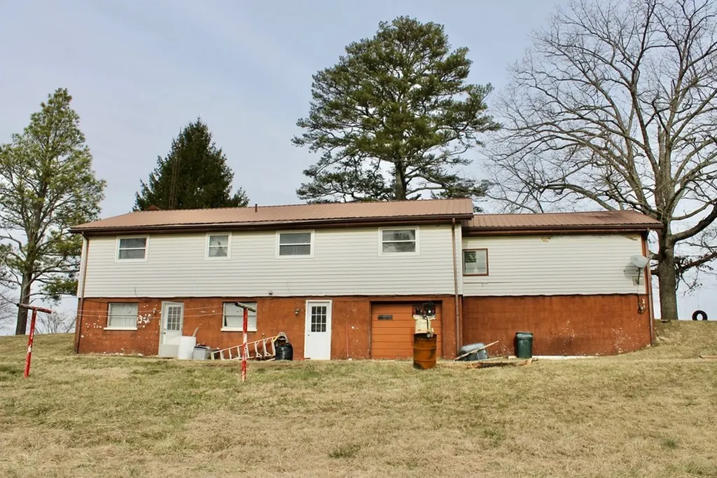 6111 Nashville Highway Deer Lodge TN 37726