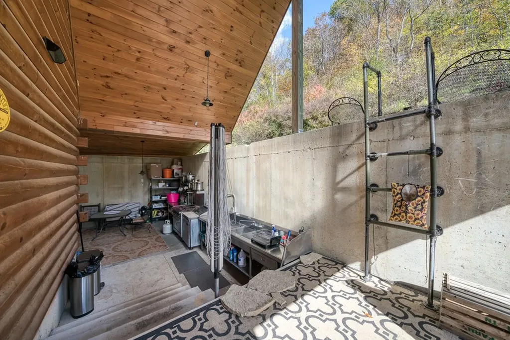 2087 Add Stafford Road Hilham TN 38568