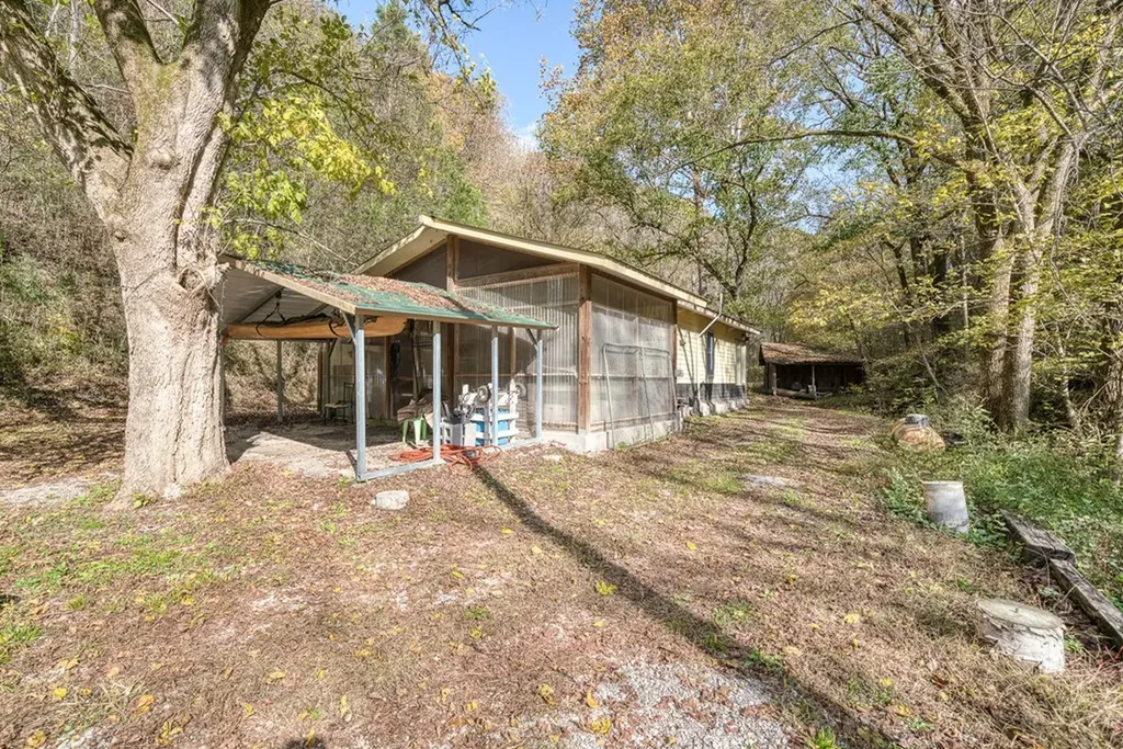 2087 Add Stafford Road Hilham TN 38568