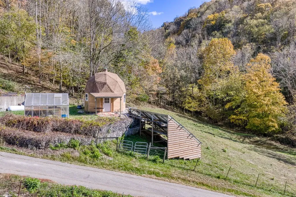 2087 Add Stafford Road Hilham TN 38568