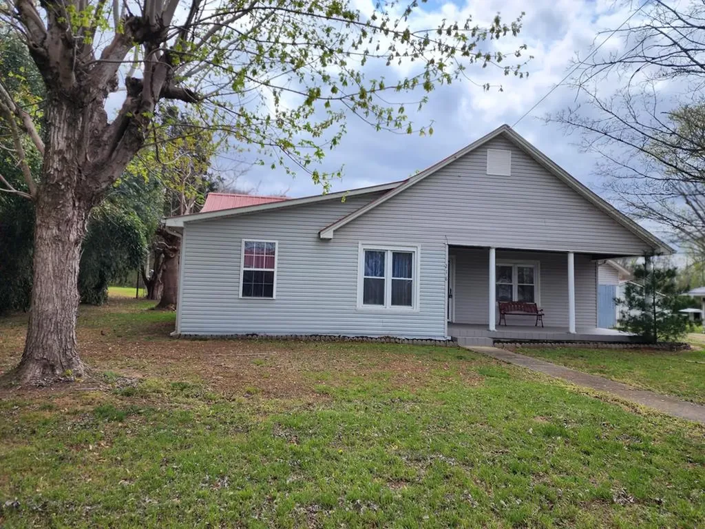 218 East Lake Avenue Celina TN 38551