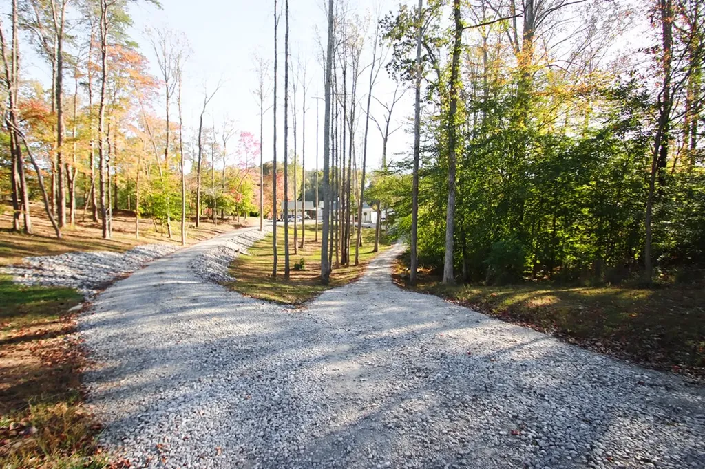 608 Lakeview Road Walling TN 38587