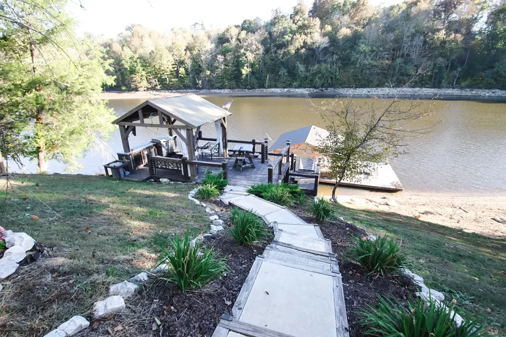 608 Lakeview Road Walling TN 38587