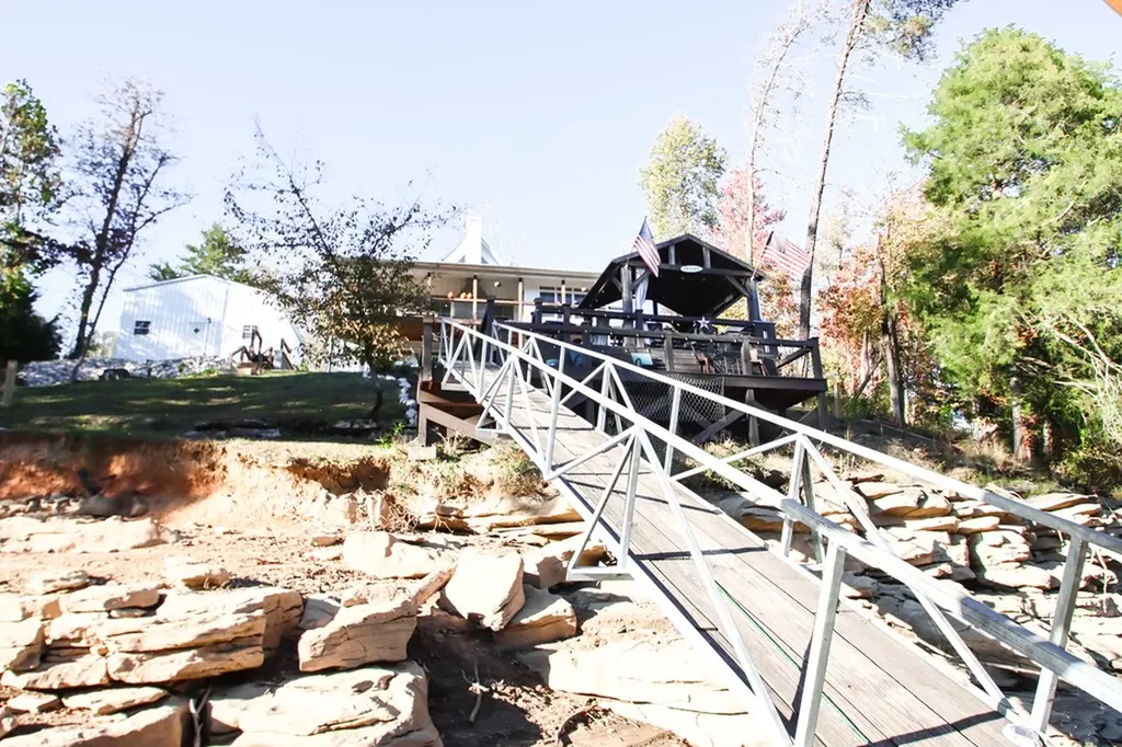 608 Lakeview Road Walling TN 38587