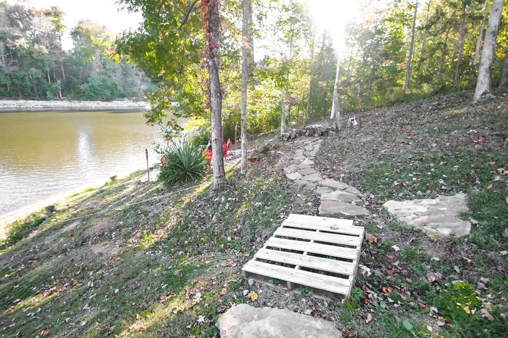 608 Lakeview Road Walling TN 38587