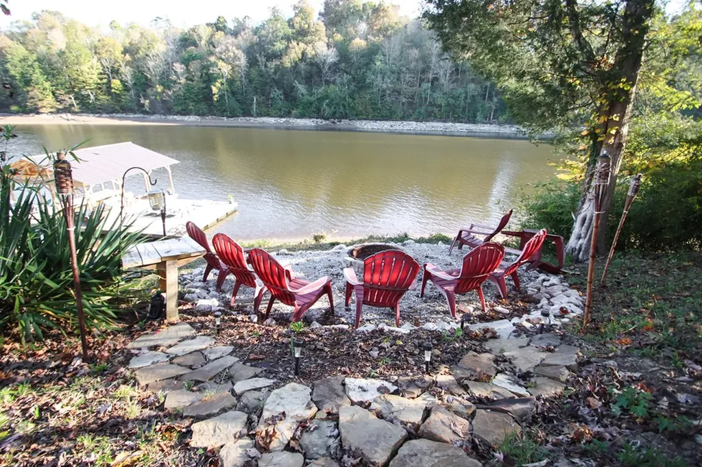 608 Lakeview Road Walling TN 38587