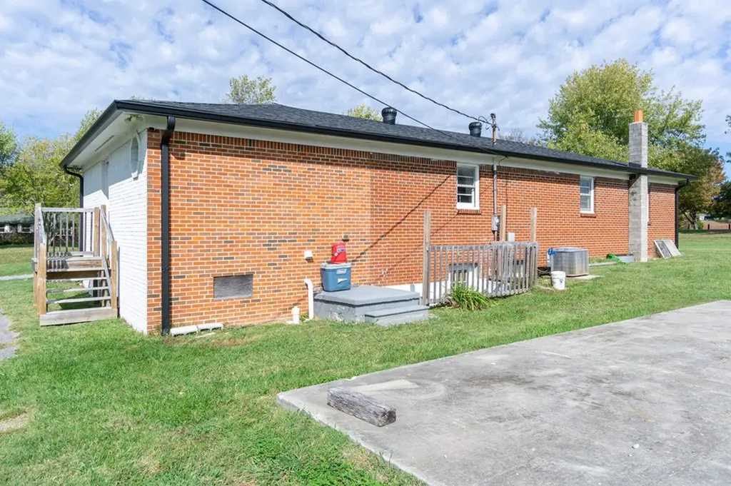 712 Oakley Allons Road Allons TN 38541