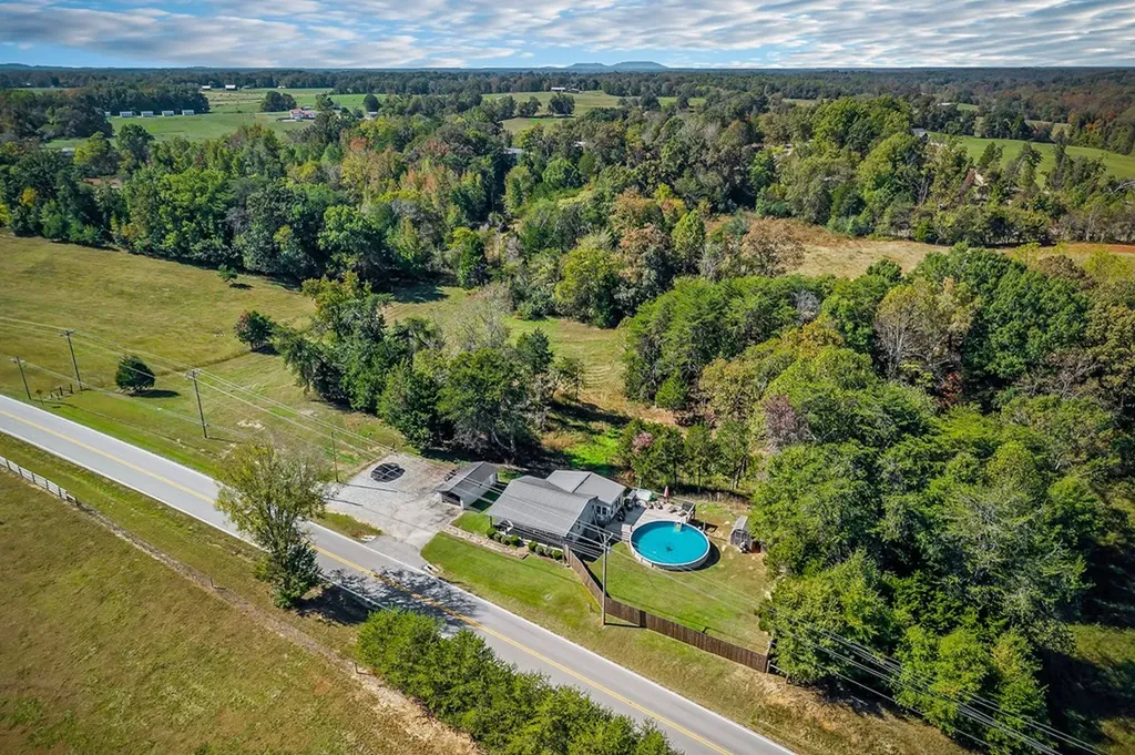 13400 Old Kentucky Road Walling TN 38587