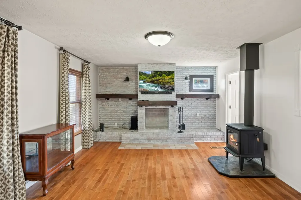 5091 Turney Groce Road Byrdstown TN 38549