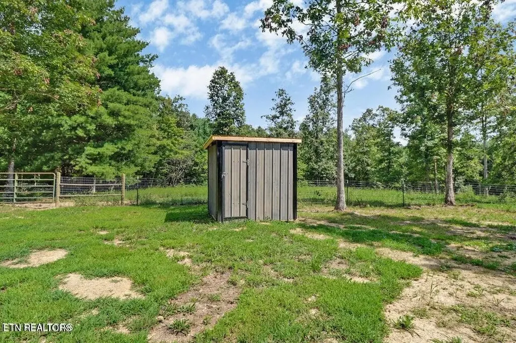 216 Valerie Drive (8.53 Acres) Deer Lodge TN 37726-3506