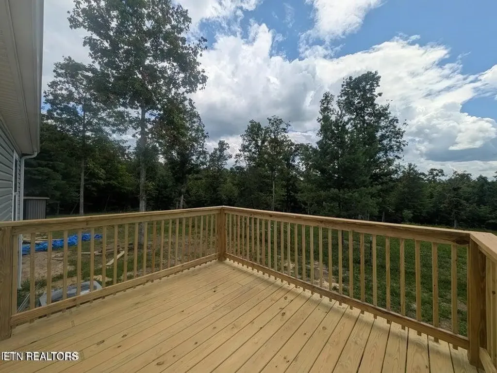 216 Valerie Drive (8.53 Acres) Deer Lodge TN 37726-3506