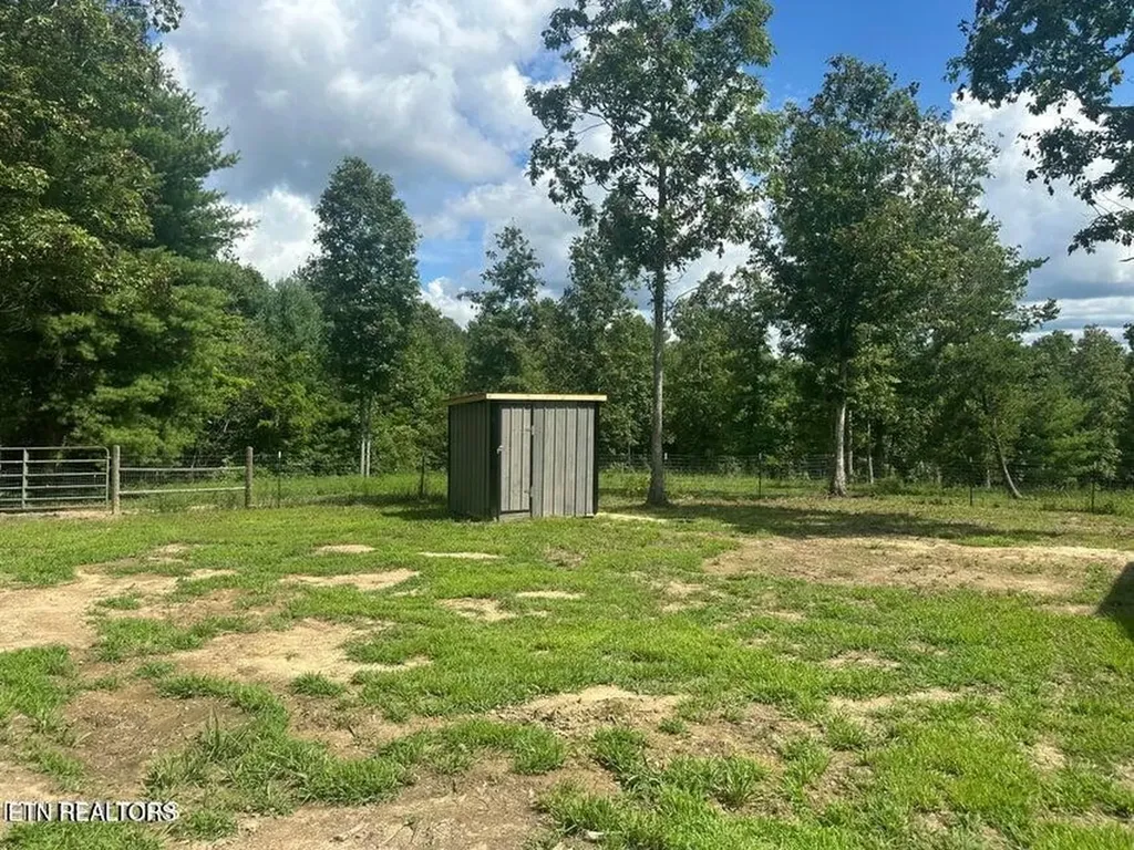 216 Valerie Drive (8.53 Acres) Deer Lodge TN 37726-3506