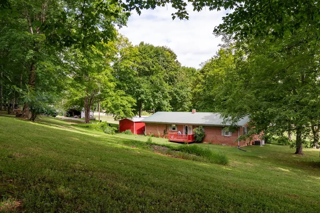 427 Allen Chapel Road Hilham TN 38568