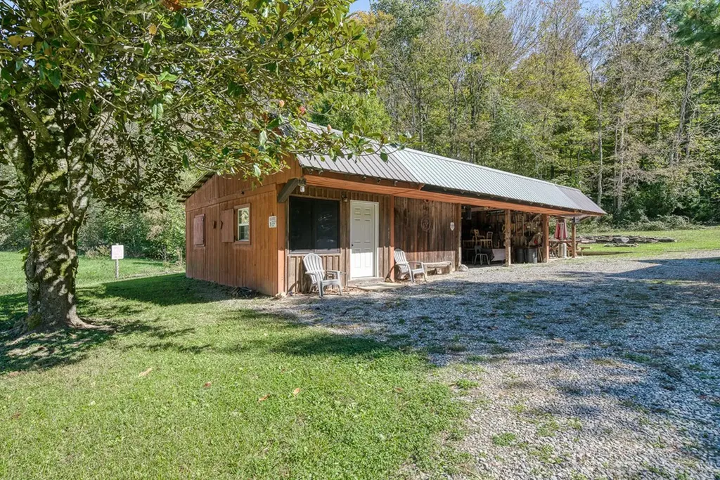 1292 Columbia Hill Monterey TN 38574