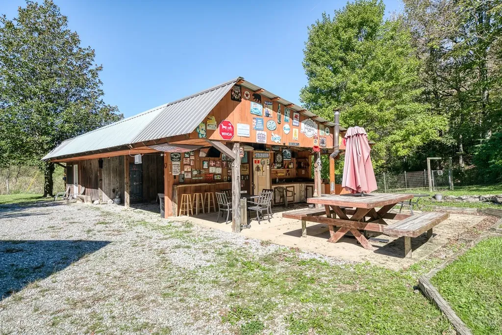 1292 Columbia Hill Monterey TN 38574