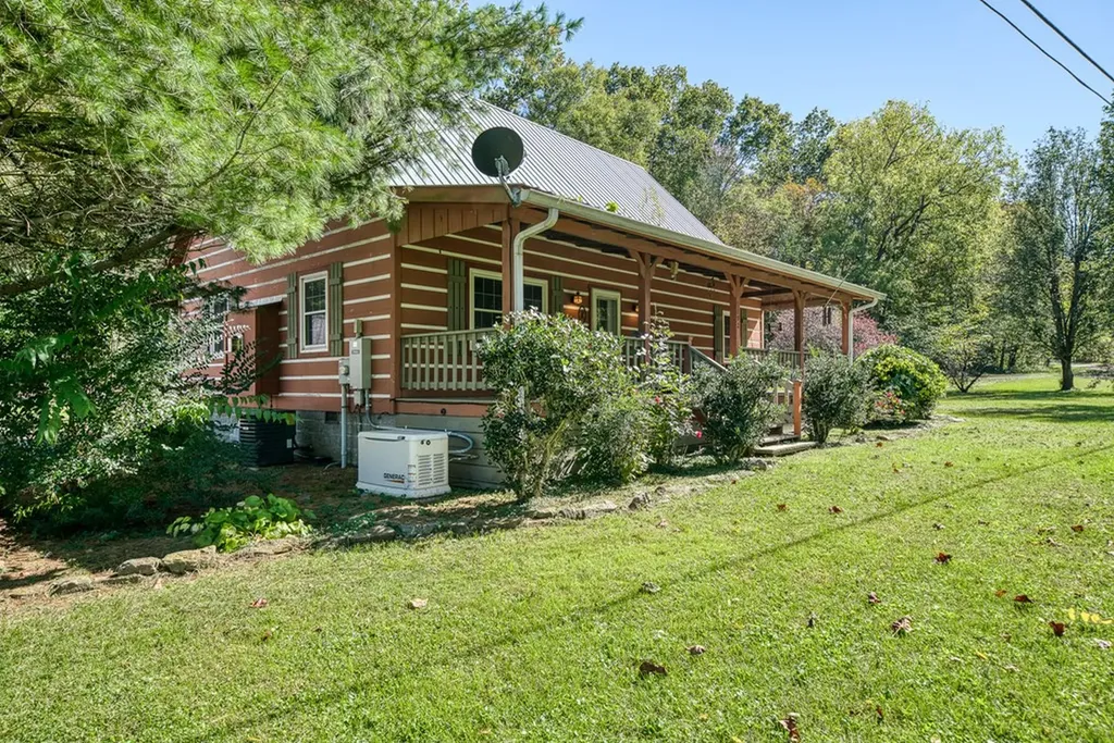 1292 Columbia Hill Monterey TN 38574