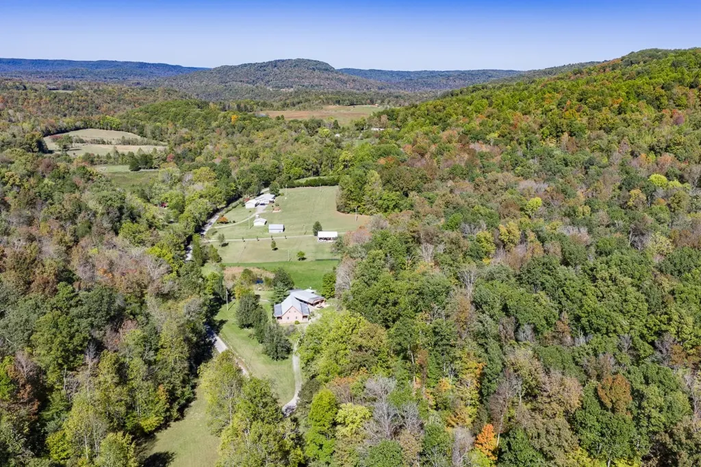 1292 Columbia Hill Monterey TN 38574