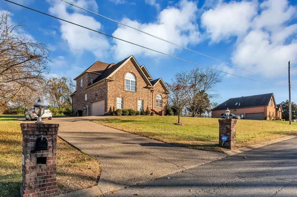 1903 Summer Lake Mount Juliet TN 37122