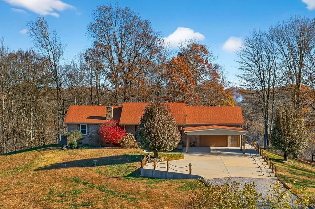 448 Daniels Lane Celina TN 38551