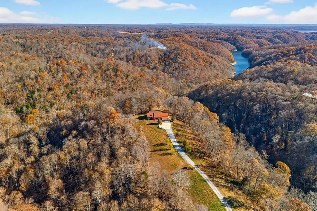 448 Daniels Lane Celina TN 38551