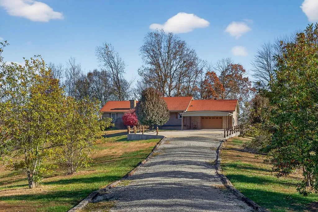 448 Daniels Lane Celina TN 38551