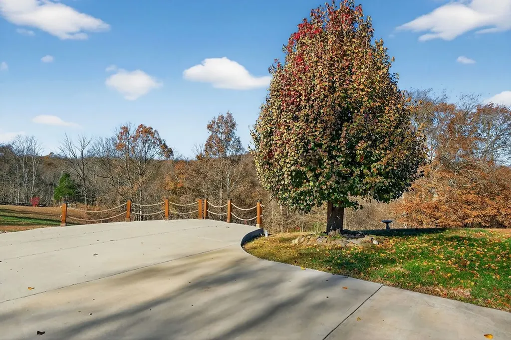 448 Daniels Lane Celina TN 38551