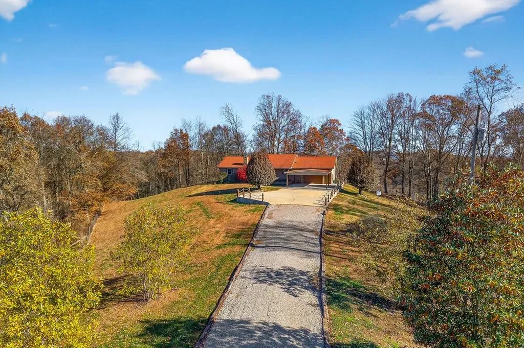 448 Daniels Lane Celina TN 38551