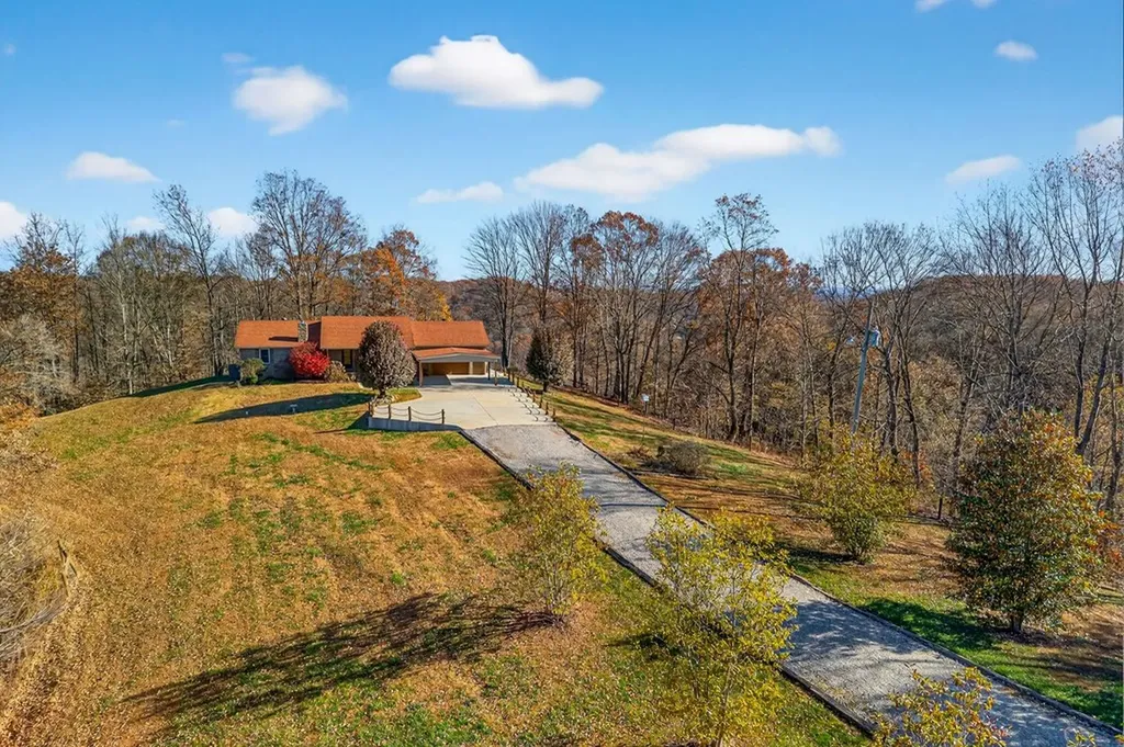 448 Daniels Lane Celina TN 38551