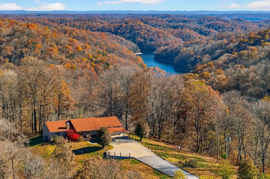 448 Daniels Lane Celina TN 38551