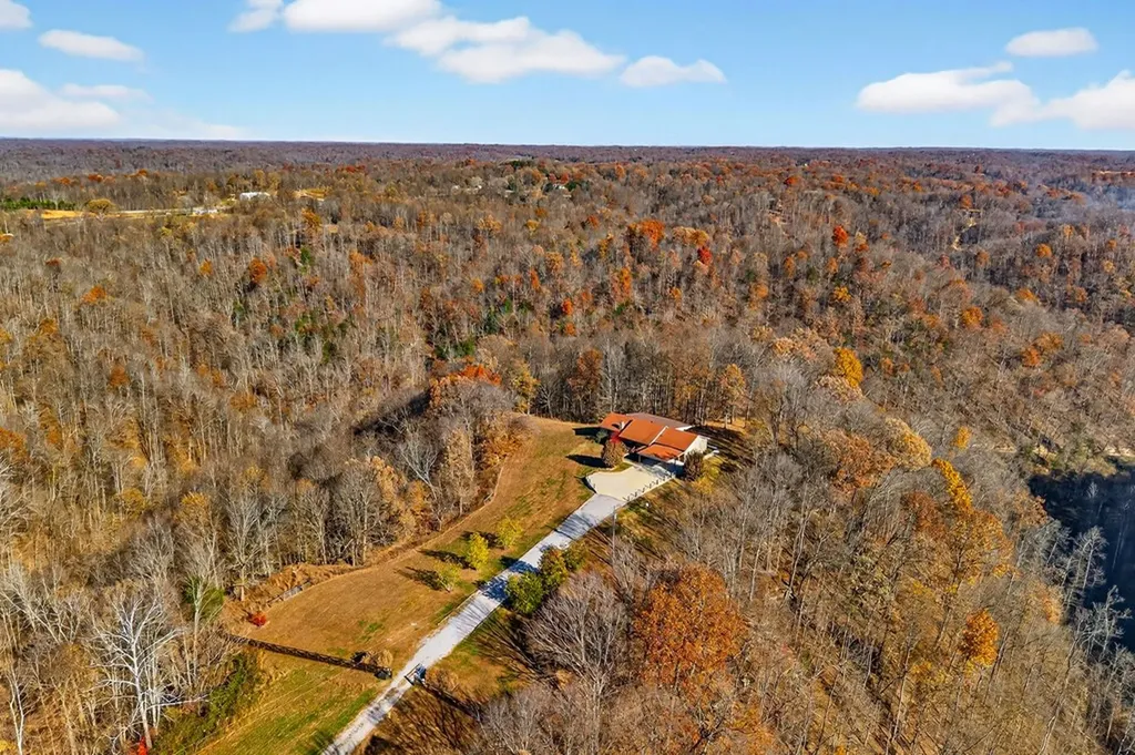 448 Daniels Lane Celina TN 38551