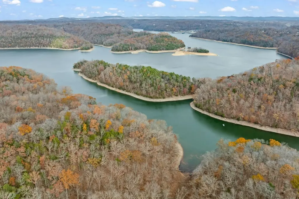 176 Bear Pause Road Byrdstown TN 38549