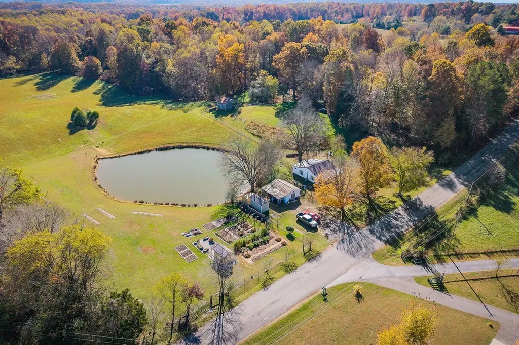 3297 Three Island Road Walling TN 38587