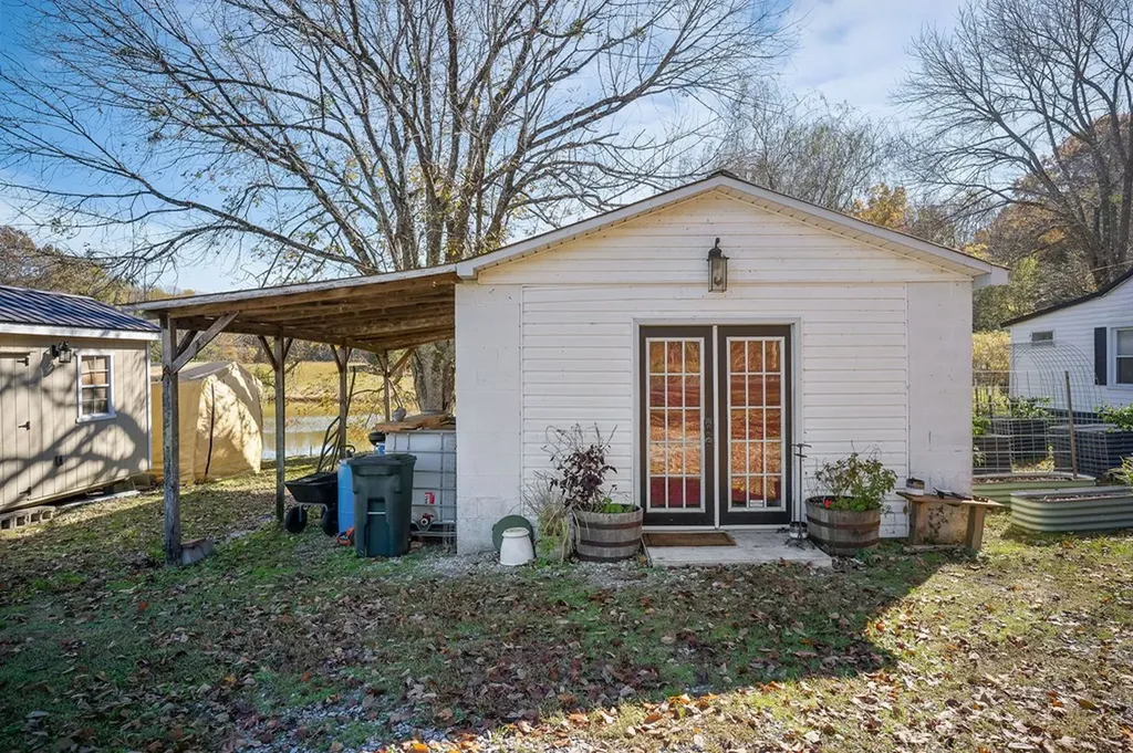 3297 Three Island Road Walling TN 38587