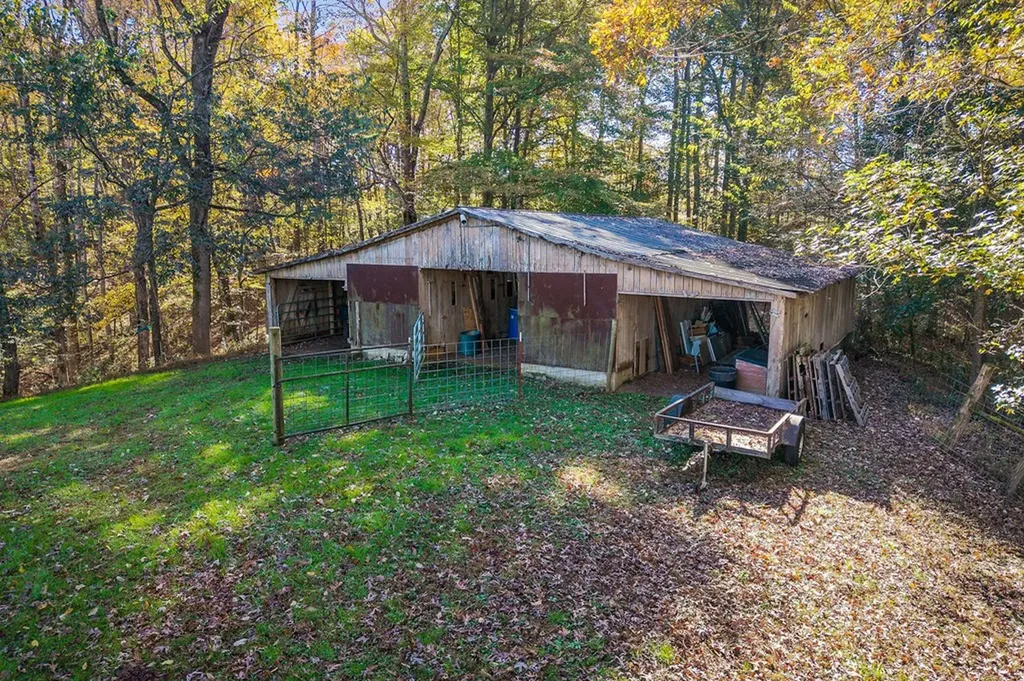 3297 Three Island Road Walling TN 38587