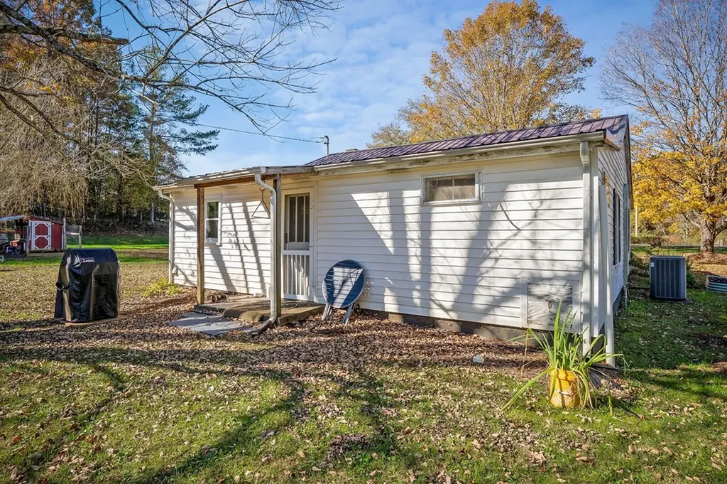 3297 Three Island Road Walling TN 38587