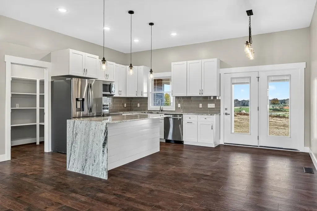 196 Dairy Barn Sparta TN 38583