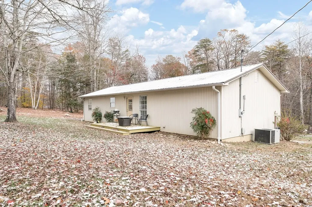 19 Honeysuckle Road Pikeville TN 37367