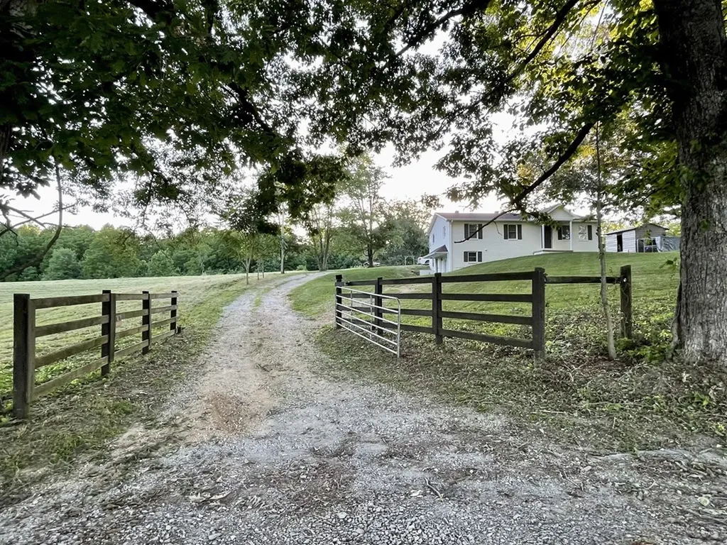 2585 Pow Road Baxter TN 38544