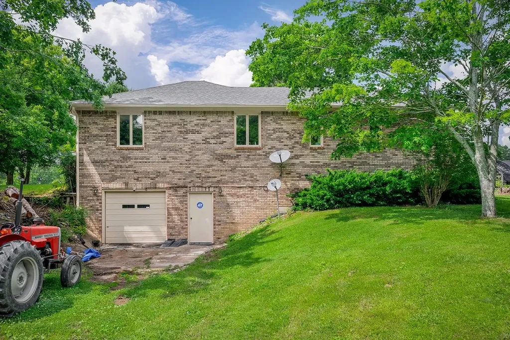 1790 Coon Hunt Road Baxter TN 38544-5103