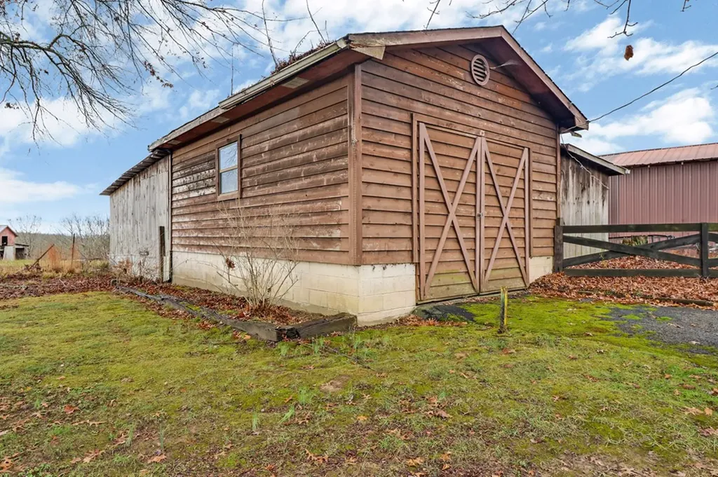 2620 Deer Lodge Highway Deer Lodge TN 37726