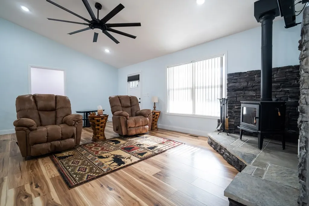 1561 Bicknell Road Clarkrange TN 38553