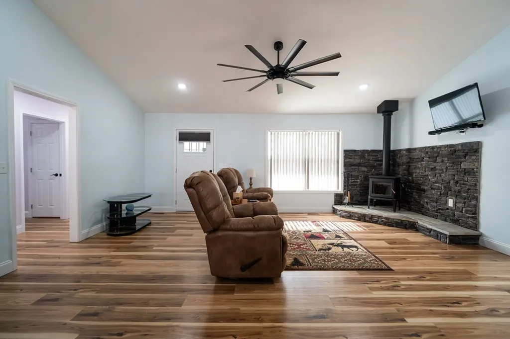 1561 Bicknell Road Clarkrange TN 38553